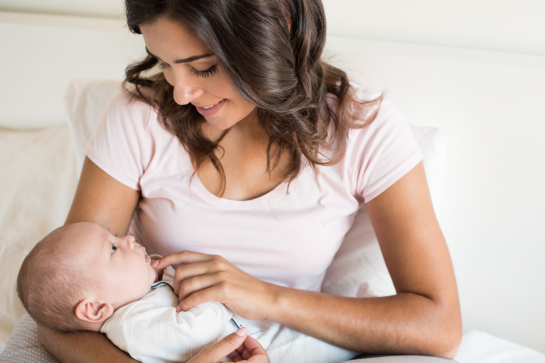 Posições de amamentação: quais são melhores para a mãe e o bebê?