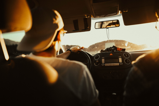 Morre de dores nas costas em viagens de carro? Saiba como evitar!