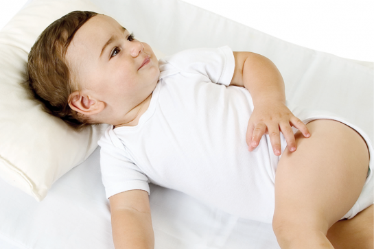 Travesseiro antirrefluxo: 4 motivos para você investir em um para o bebê